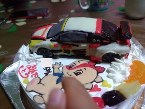 レーシングカーとコチラちゃんのイラストケーキ