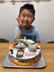 飛行機立体とドラえもんのケーキ