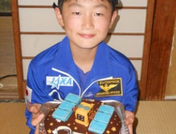 探査機はやぶさ2と宇宙飛行士のケーキ