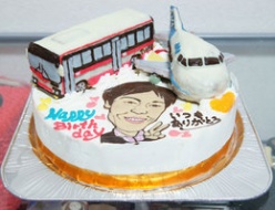 飛行機とバスの立体ケーキ