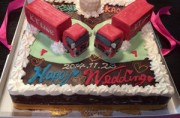 2台のトレーラー立体のウェディングケーキ