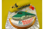 ドクターイエローと新幹線はやぶさケーキ