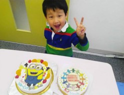 ミニオンケーキと幼稚園のマークイラストケーキ