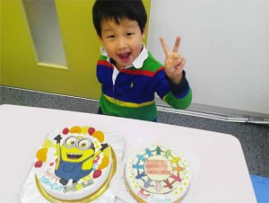 ミニオンケーキと幼稚園のマークイラストケーキ