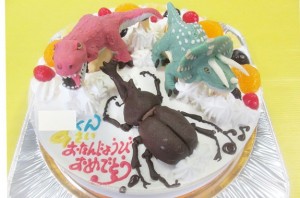 ティラノサウルス、トリケラトプス、カブトムシ立体ケーキ