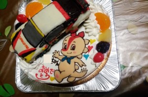レーシングカーとコチラちゃんのイラストケーキ