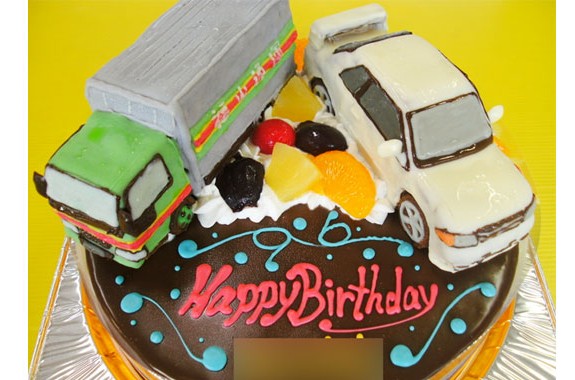 トラックと車立体ケーキ ｵﾘｼﾞﾅﾙｹｰｷ おぐに 電車 車 ｷｬﾗｸﾀｰ 似顔絵ｹｰｷ宅配通販