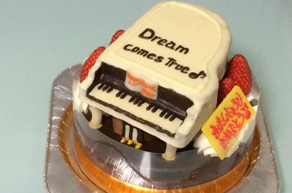 ピアノ立体ケーキ ご来店のお客様 ｵﾘｼﾞﾅﾙｹｰｷ おぐに 電車 車 ｷｬﾗｸﾀｰ 似顔絵ｹｰｷ宅配通販