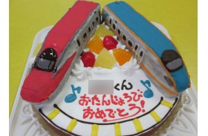 新幹線こまちとかがやき立体ケーキ