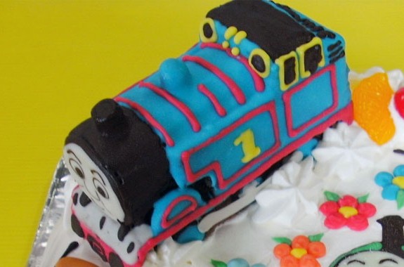 トーマスとパーシーのケーキ ｵﾘｼﾞﾅﾙｹｰｷ おぐに 電車 車 ｷｬﾗｸﾀｰ 似顔絵ｹｰｷ宅配通販