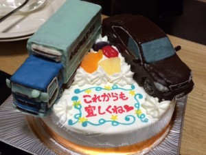クラウンとトラック立体二台のせケーキ
