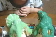 ティラノサウルスとトリケラトプスのケーキ