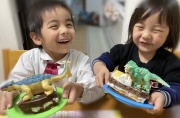 トリケラトプスとアンキロサウルス恐竜ケーキ