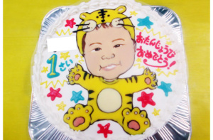虎のぬいぐるみを着た似顔絵ケーキ