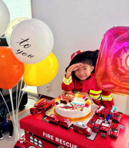 消防ヘリコプターとマインクラフトの消防士立体ケーキ