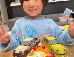 頭文字DのトヨタAE8６とFD RX-7の立体ケーキ