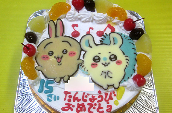 ちいかわのうさぎとモモンガケーキ