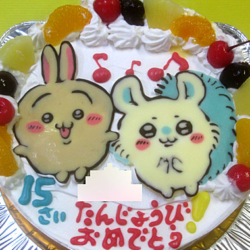 ちいかわのうさぎとモモンガケーキ