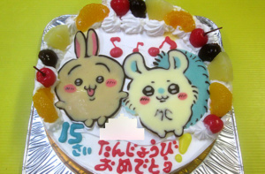ちいかわのうさぎとモモンガケーキ