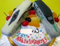 リニアモーターカーとアルファ✕立体のせケーキ