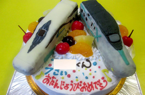 リニアモーターカーとアルファ✕立体のせケーキ