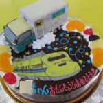 クロネコヤマトトラックとドクターイエローのケーキ